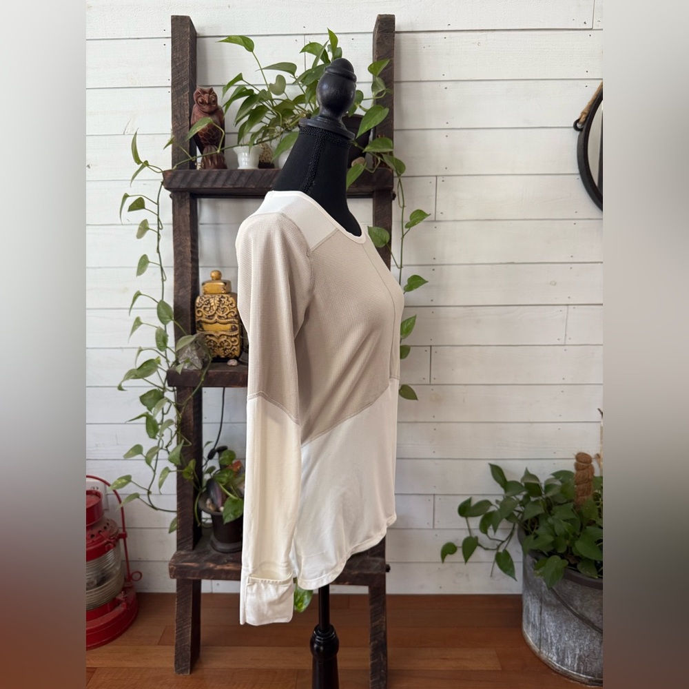 Altra Running Beige and White Long Sleeve Top with Hand Covers - Picture 12 of 17